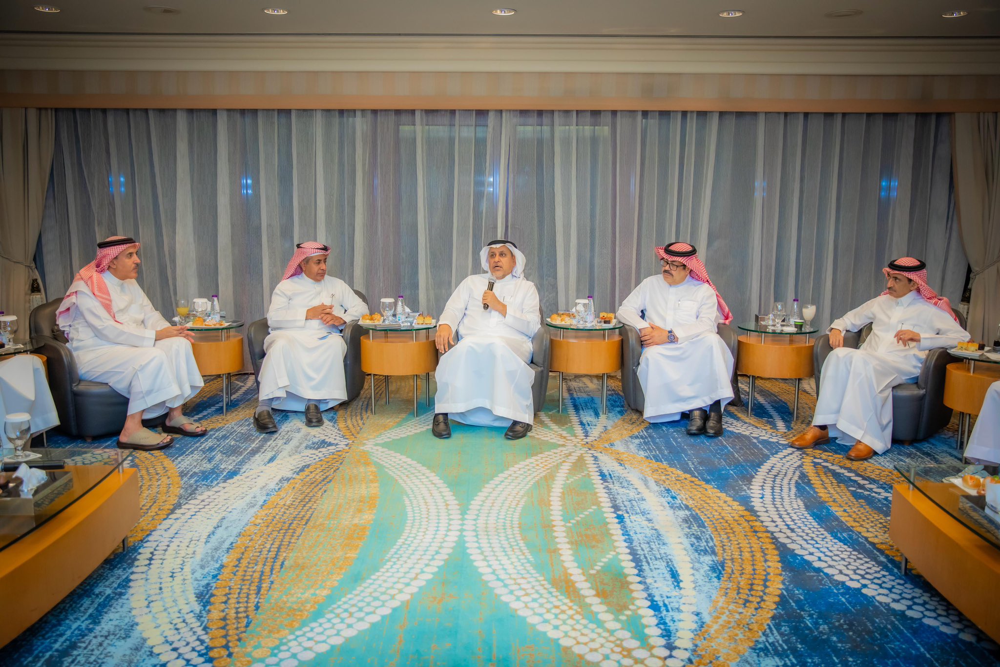 معالي رئيس الهيئة الملكية للجبيل وينبع المهندس خالد بن محمد السالم في ديوانية “رأي” بمدينة جدة